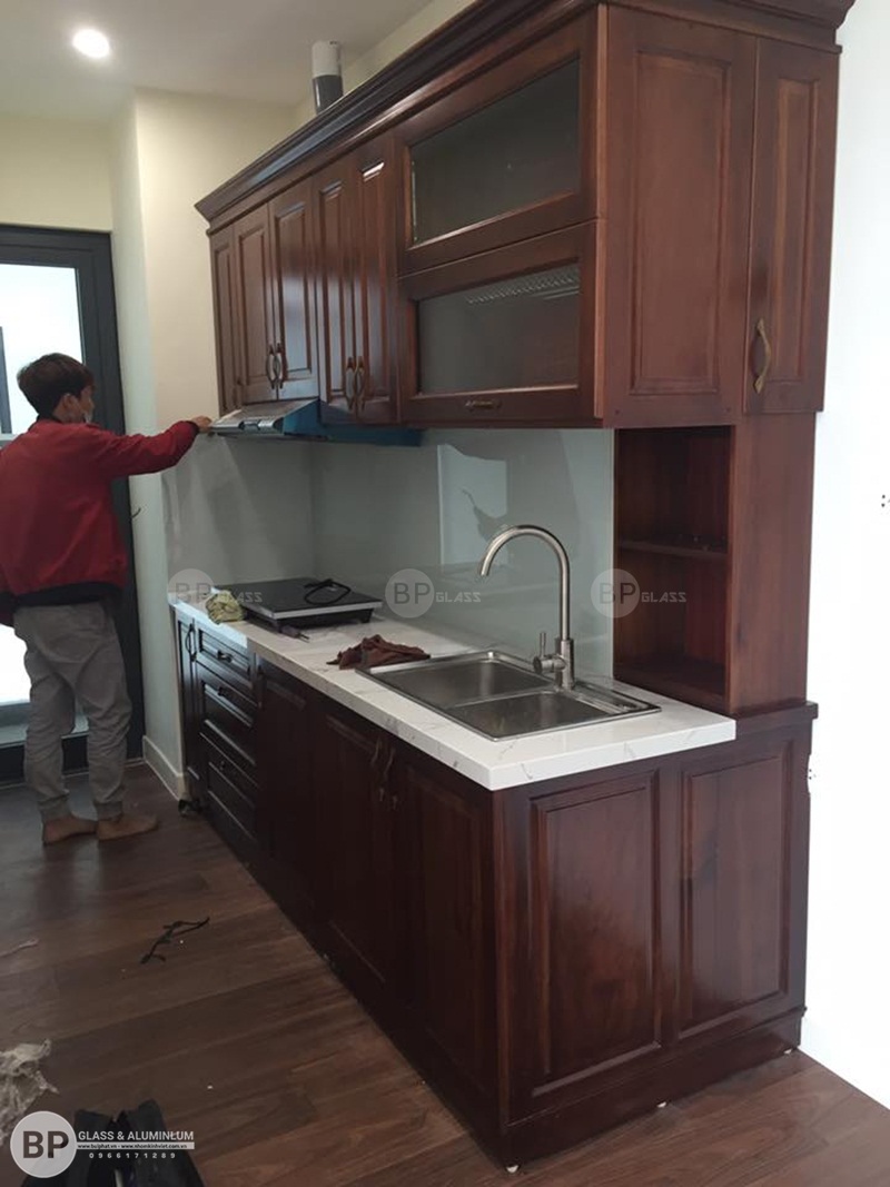 Lắp kính ốp tường bếp tại 1816 Imperia garden Nguyễn Tuân